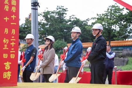 2025年11月22日行政院長卓榮泰出席「台61 線快速公路新北市-苗栗縣路段平交路口改善工程-新北段」動土祈福典禮 　共5張