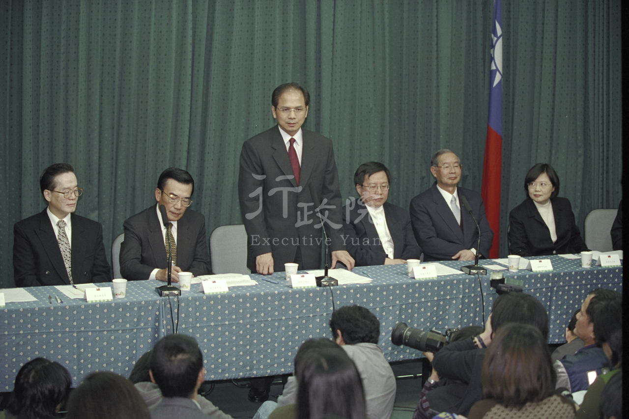 2002年1月21日新任行政院長游錫堃與新內閣閣員記者會 共1張 　共1張