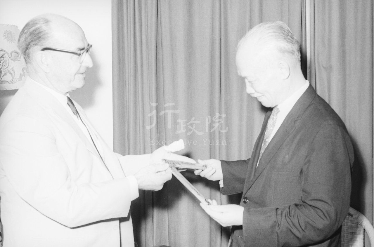 1962年7月10日副總統陳誠接見澳洲新南威爾士州議員萊特 共1張 　共1張