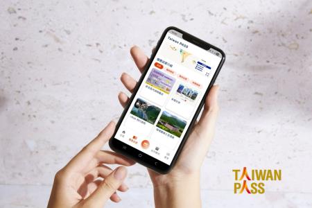 購買Taiwan PASS並透過APP完成開卡後，即可於手機查看交通票券、優惠店家資訊並領取專屬優惠 　共3張