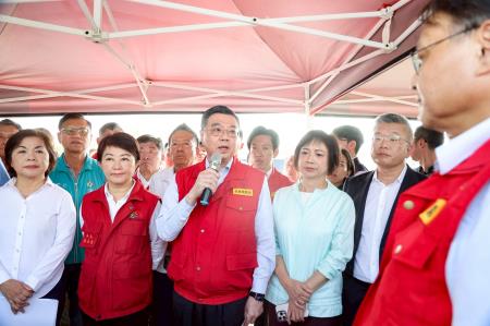 2025年10月30日行政院長卓榮泰視察臺中文山垃圾掩埋場　共3張