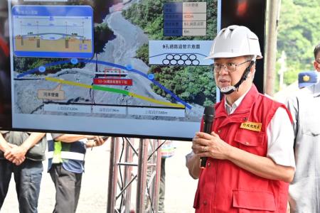 2023年8月7日行政院長陳建仁視察台20線94.5K明霸克露橋（便橋）損壞情形及視察高雄市桃源區公所救災情形2 　共15張