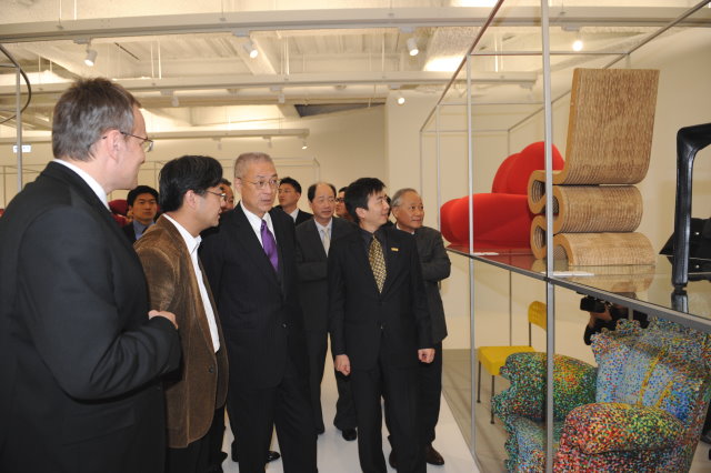 吳揆出席「學學文創百年百張經典椅」展覽開幕 　共1張