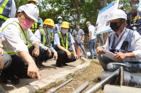 2021年7月13日行政院長蘇貞昌視察基隆市過港路汰換管線工程S__7340235 　共6張