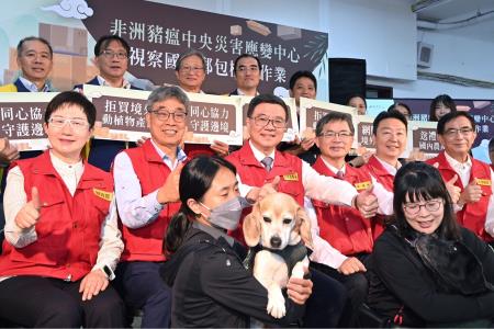 2024年6月4日行政院長卓榮泰視察國際郵包檢疫作業1.jpg