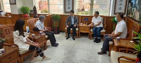 行政院金馬聯合服務中心執行長楊上德率團隊拜訪各地區機關主管，加強議題交流。