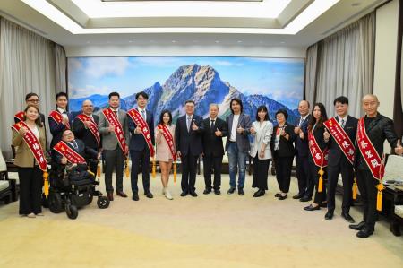 卓院長今（1）日接見國際青年商會中華民國總會「第62屆十大傑出青年當選人」照片_1 共10張　共10張