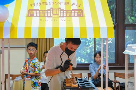 2026年8月14日行政院長卓榮泰出席行政院親子日活動 　共10張