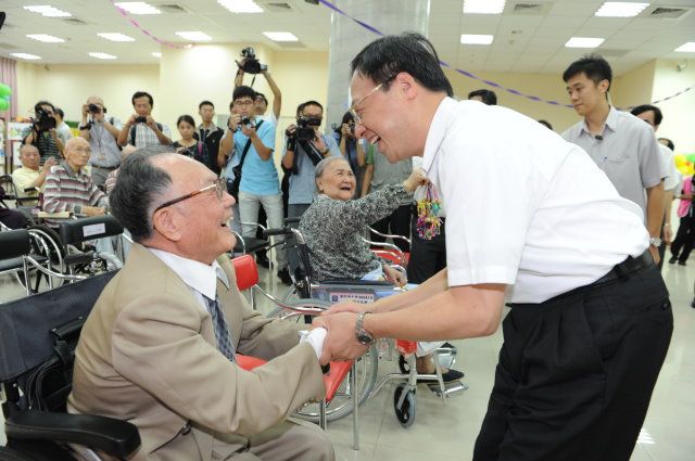 江揆訪視保康老人長照中心 盼為長者創造豐富精彩、健康快樂晚年 　共2張