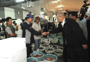 吳揆關心春節前農漁蔬果供應情形，清晨視察台北漁產及蔬果市場 　共1張