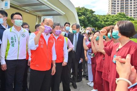 2022年6月3日行政院長蘇貞昌視察兒童疫苗大型接種站暨慰勉醫護及工作人員（臺中）S__158539789