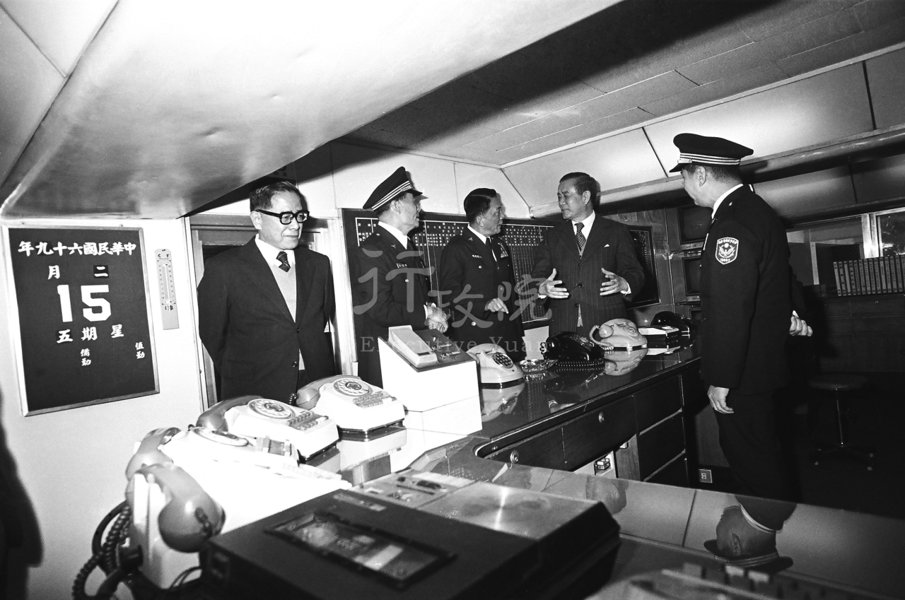 1980年2月15日行政院院長孫運璿除夕巡視火車站及警察交通大隊等 共1張 　共1張