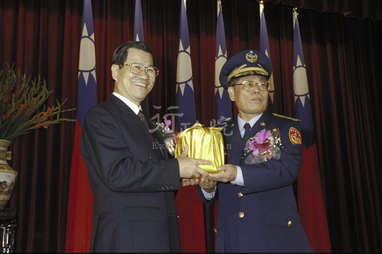 2000年2月1日行政院長蕭萬長參加海岸巡防署揭牌儀式 共1張 　共1張