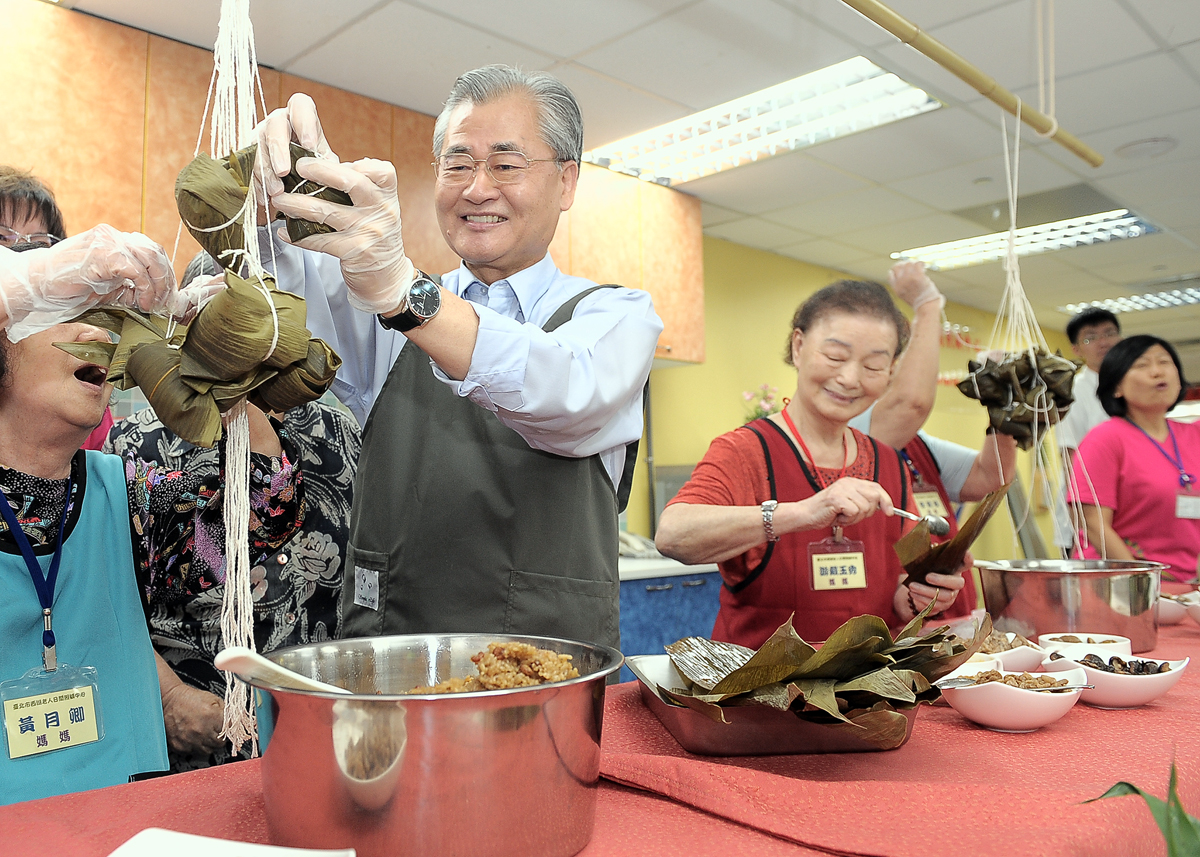 毛揆與日照中心長者包粽同慶端午 盼「長期照顧保險法」早日通過　共2張