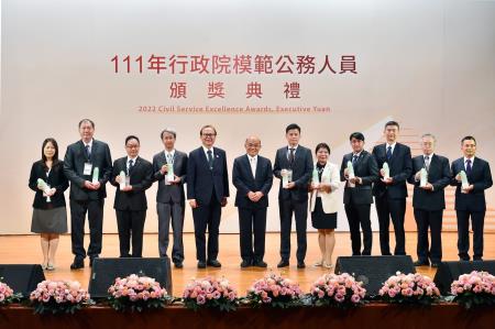 2022年11月14日行政院長蘇貞昌出席「111年行政院模範公務人員頒獎典禮」　共6張