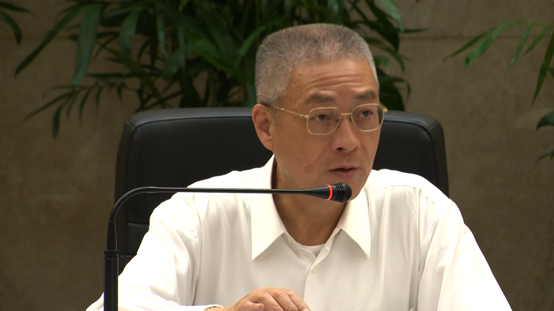 吳揆聽取「高風險家庭關懷處遇服務」報告 　共1張