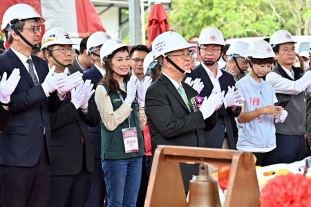 2024年4月18日行政院長陳建仁出席「國家圖書館南部分館暨國家聯合典藏中心上梁典禮」。 　共11張