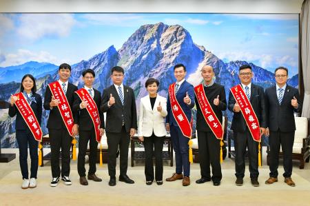 2025年10月21日行政院副院長鄭麗君接見國際青年商會中華民國總會「第63屆十大傑出青年當選人」一行 　共6張