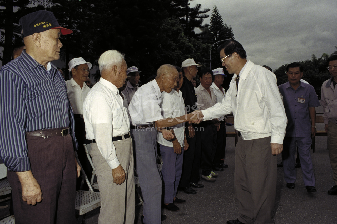 1997年10月12日行政院長蕭萬長訪視馬蘭、太平榮家 共1張 　共1張