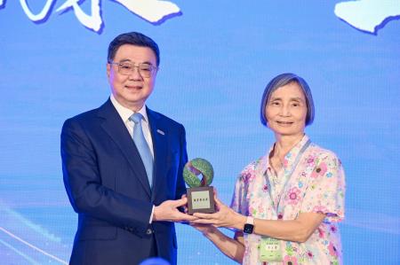 2026年9月22日行政院長卓榮泰出席115年師鐸獎、教育奉獻獎及資深優良教師表揚大會暨總統餐會。 　共6張