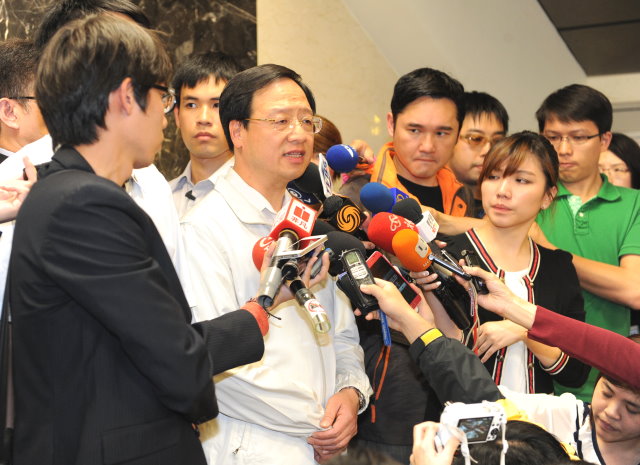江揆探視北捷遭砍傷民眾 譴責濫殺無辜行為並對往生者表達由衷哀悼 　共1張