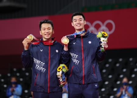 李洋(左)王齊麟(右)勇奪2020東京奧運羽球男子雙打金牌。（圖／教育部體育署提供）