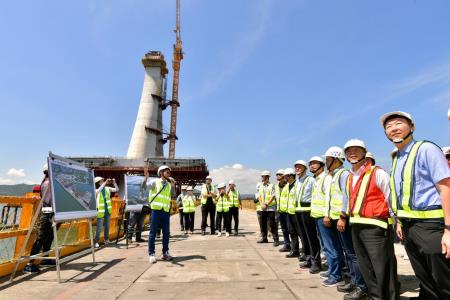 2024年6月29日行政院長卓榮泰視察淡江大橋建設計畫執行情形。　共9張