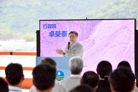 2026年5月29日行政院長卓榮泰視察馬太鞍溪堤防工程防汛整備情形 　共7張