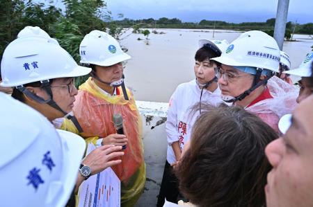 2024年7月26日行政院長卓榮泰視察臺南市後壁區八掌溪菁寮段溢堤搶修復原工程情形