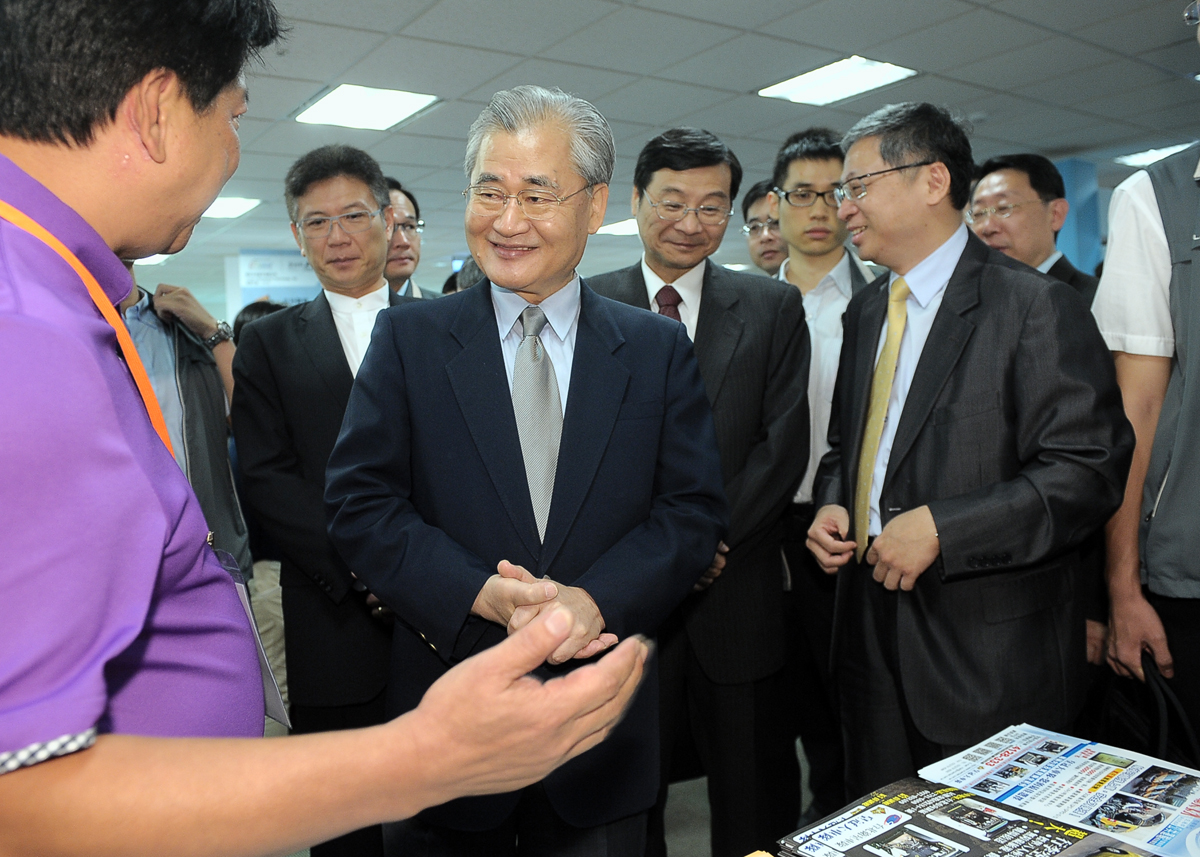 毛揆：股權群募業務啟動 協助創新創業家圓夢 　共2張