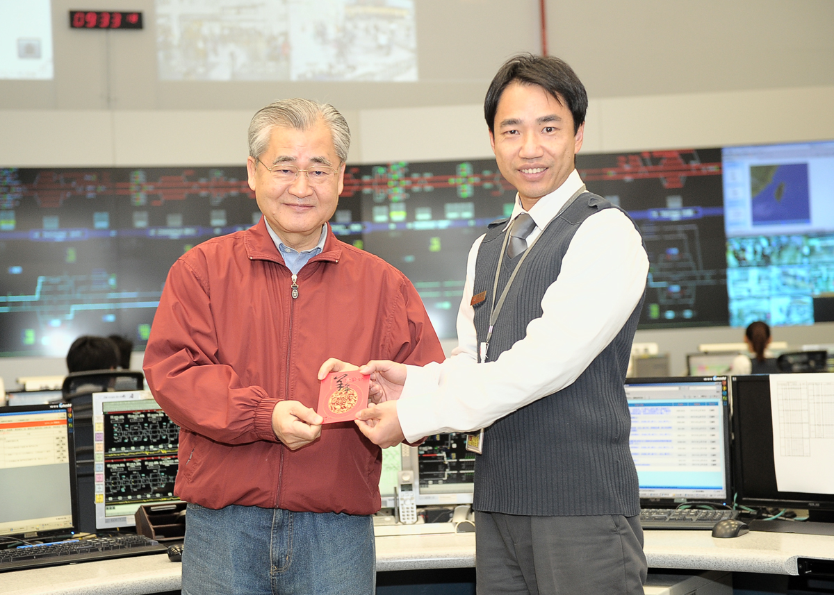 除夕日毛揆訪視高鐵及航空春節疏運狀況並慰勉派出所同仁 　共3張