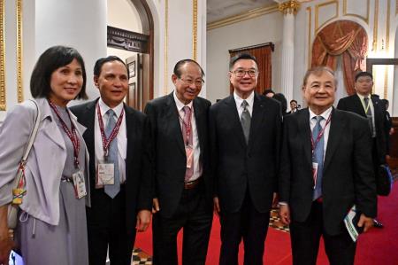 卓院長今(21)日出席「海外僑胞回國慶賀中華民國第十六任總統、副總統就職茶會」照片 共6張　共6張