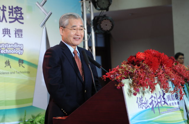 毛揆頒發「2014年行政院傑出科技貢獻獎」 期許行政團隊積極培育並表揚科技人才 　共2張