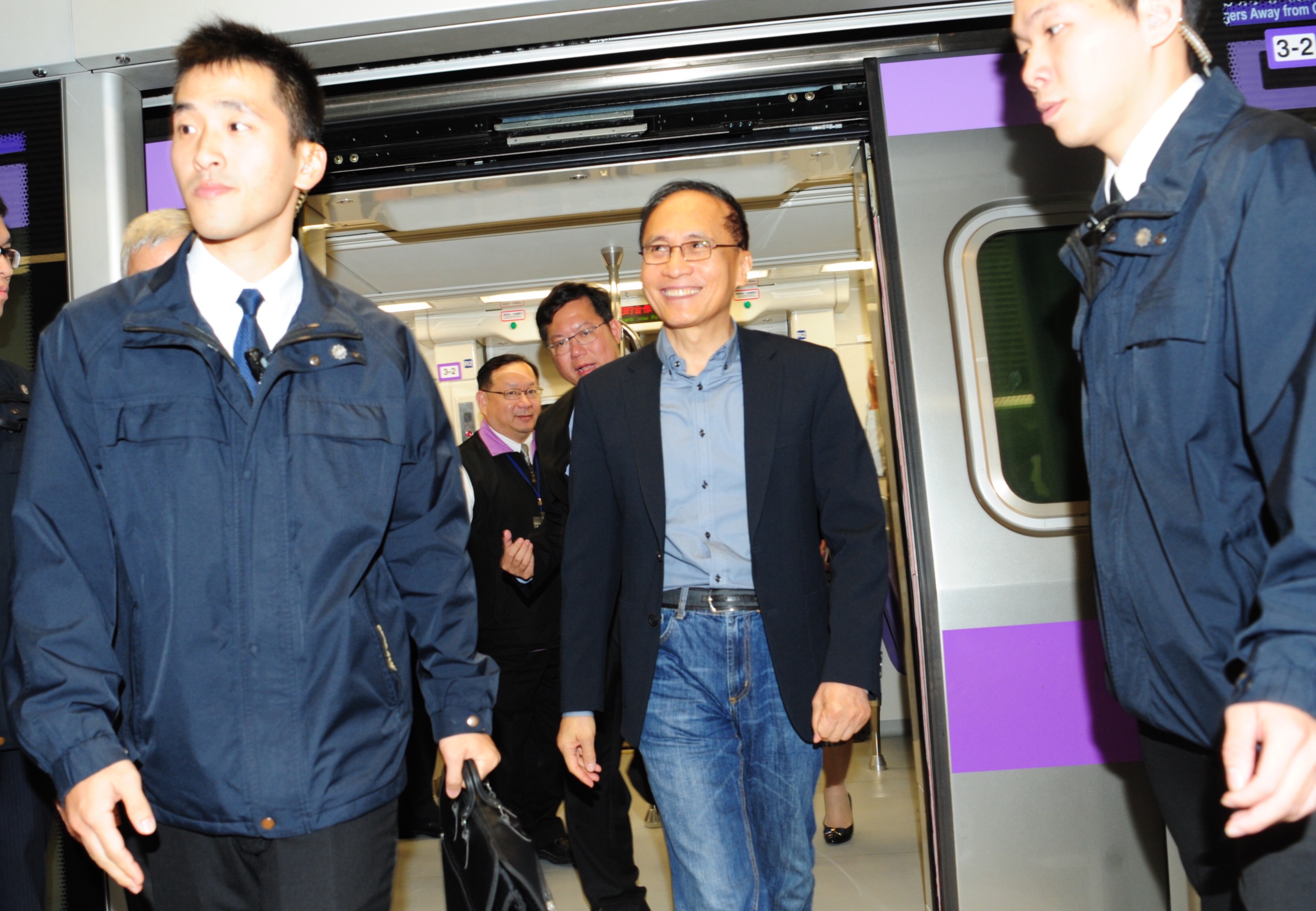 林揆試乘機場捷運  期許早日通車成國際亮點