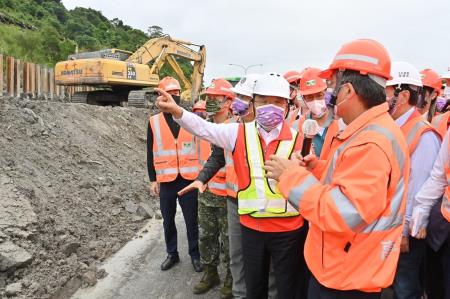 2022年11月6月行政院長蘇貞昌視察國道汐止段坍塌路段S__112320521 　共5張