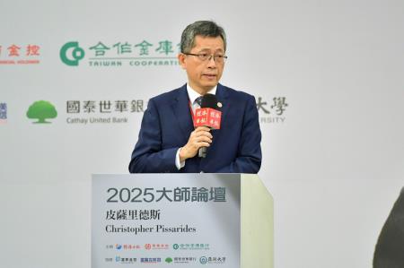 卓院長今(20)日出席「經濟日報2025大師論壇」照片 共6張_3 　共6張