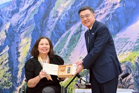 2026年7月8日行政院長卓榮泰接見美國聯邦參議員達克沃絲(Tammy Duckworth, D-IL)所率訪問團一行　共5張
