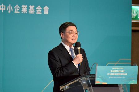 2026年6月23日行政院長卓榮泰出席「中華民國全國中小企業總會第16屆第1次會員大會暨第18屆國家磐石關懷獎章贈獎典禮」 　共6張