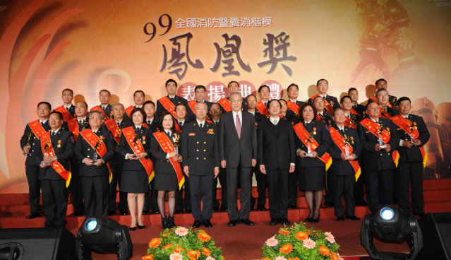 吳揆期勉獲鳳凰獎的消防楷模繼續保障國人生命與社會的安全 　共1張