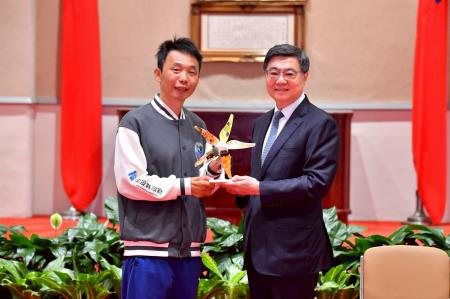 2026年6月3日行政院長卓榮泰接見「KidWind 2026風力能源世界賽台灣代表隊」一行 　共7張