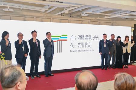 2026年7月22日行政院長卓榮泰出席「財團法人台灣觀光研訓院」揭牌儀式 　共9張