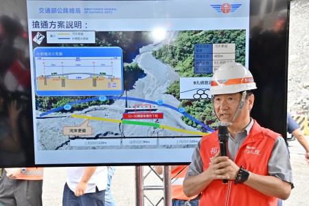 2023年8月7日行政院長陳建仁視察台20線94.5K明霸克露橋（便橋）損壞情形及視察高雄市桃源區公所救災情形6　共15張