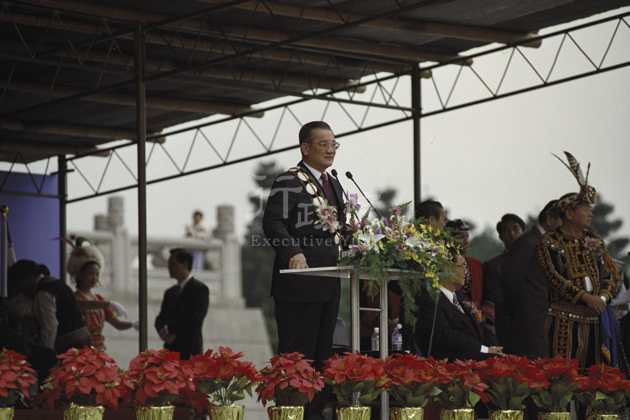 1996年12月10日連戰副總統兼行政院長出席行政院原住民委員會成立暨「世界之最原音之美」活動 共1張 　共1張