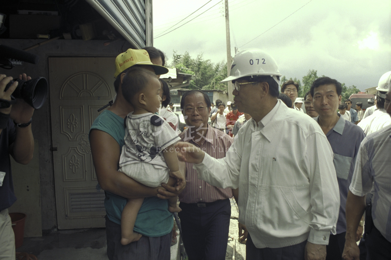1998年7月18日行政院長蕭萬長巡視嘉義瑞里地震災區及慰問傷患 共1張 　共1張