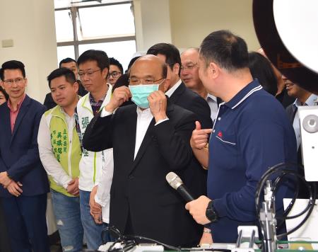 2020年2月14日行政院長蘇貞昌視察口罩設備生產新機組3