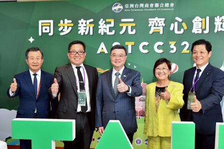 2025年7月18日行政院長卓榮泰出席亞洲台灣商會聯合總會第32屆第3次理監事聯席會議閉幕典禮 _3_　共6張