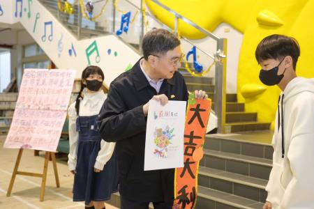 2026年2月8日行政院長卓榮泰參訪「財團法人宜蘭縣私立佛教幸夫社會福利慈善事業基金會附設幸夫愛兒園」 　共8張