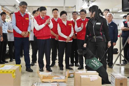 2024年6月4日行政院長卓榮泰視察國際郵包檢疫作業7.jpg