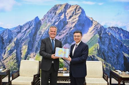 卓院長今(2)日接見英國在台辦事處鄧元翰代表一行照片_2 共7張　共7張