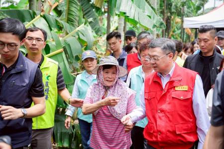 2025年7月11日行政院長卓榮泰視察南投縣水里玉峰村香蕉園受損情形　共7張